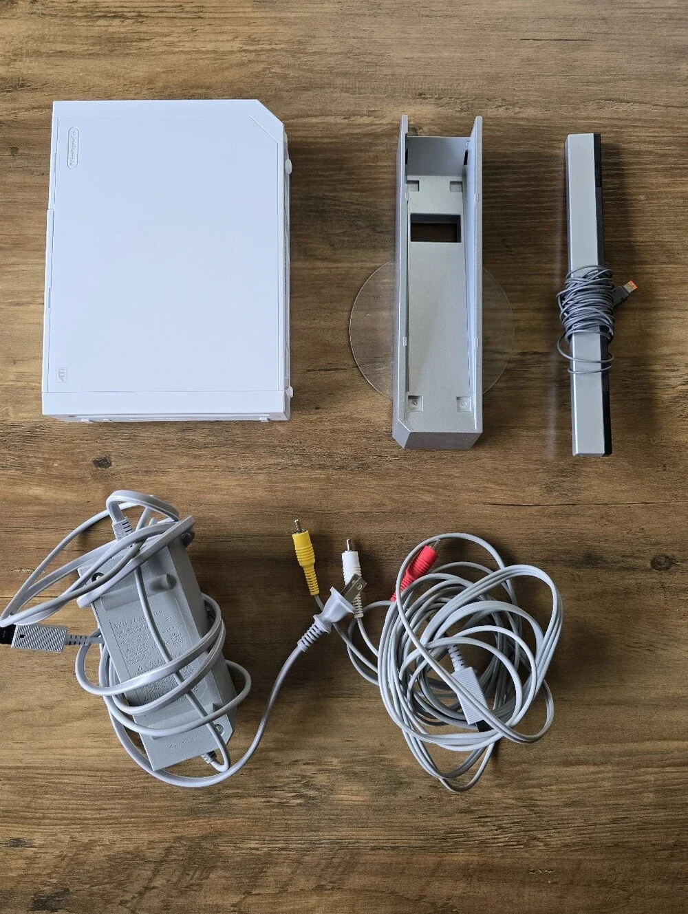 Lot of Nintendo Wii Console + 2 Remotes Nunchucks Tennis Rackets + 9 Video Games